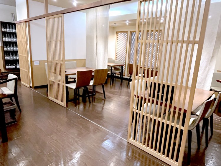 開放感がありつつも、格子やさらしが目隠しになり周囲を気にせずゆっくり食事ができる。