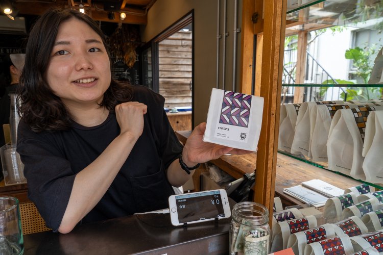 店長の宮原萌子さん。コーヒーの選択に迷ったら、尋ねてみよう。