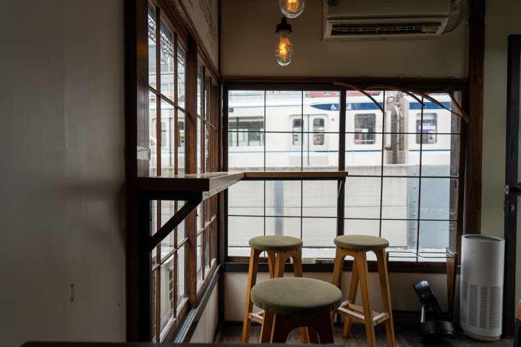 2階はこぢんまりしていますが、電車が見える特等席もあり。