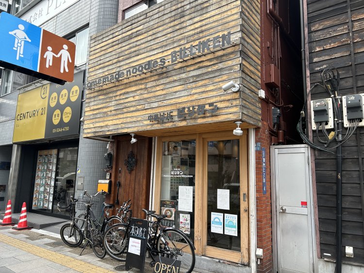 おしゃれな外観と内装で、女性も気軽に入りやすい。