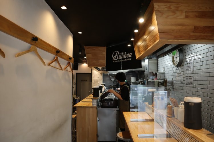 落ち着いて食事ができるカウンター席