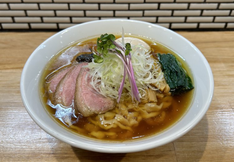 手揉み中華ソバ全部入り1350円。