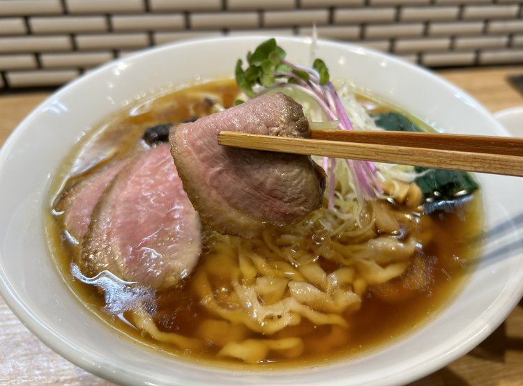 柔らかくて甘い鴨チャーシューは癖になる旨さ。