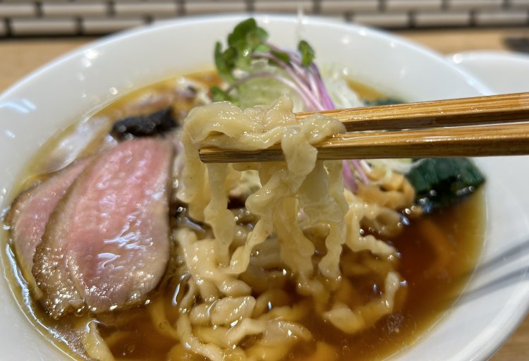 手揉み麺は、160gとは思えないほどの満足感を得られる。