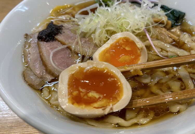 とろける黄身の半熟の味玉も旨い。