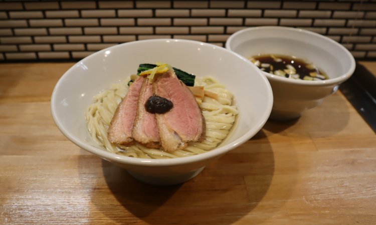 昆布水つけソバのつけ汁は、醤油味と塩味を選べる。