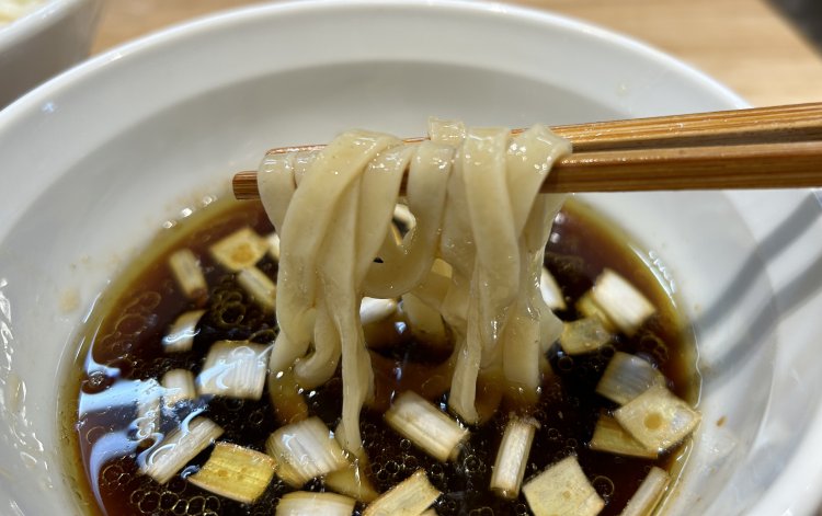 もち小麦を混ぜているつけソバの麺は、ラーメンとは別次元のもちもち感。