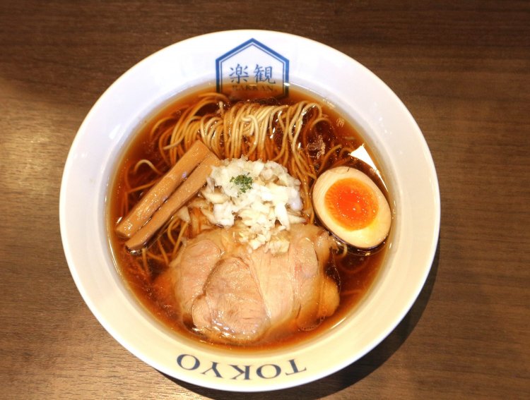 醤油ラーメンの琥珀は1000円。トッピングを追加せずとも味玉付きなのがうれしい。