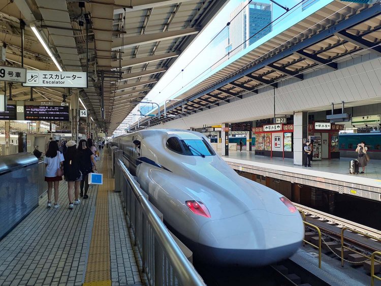 第43作、第45作では0系に乗車(第45作では100系もチラリ)。そして第48作では300系登場！どれもこれも今となっては引退済み。次回作はN700系か？リニアか？