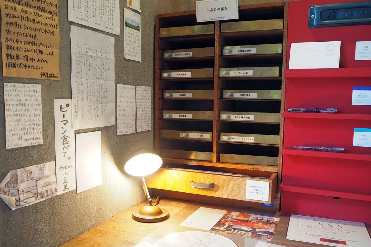 入り口の脇では、生産者のお手紙を読んだり書いたりすることもできる。