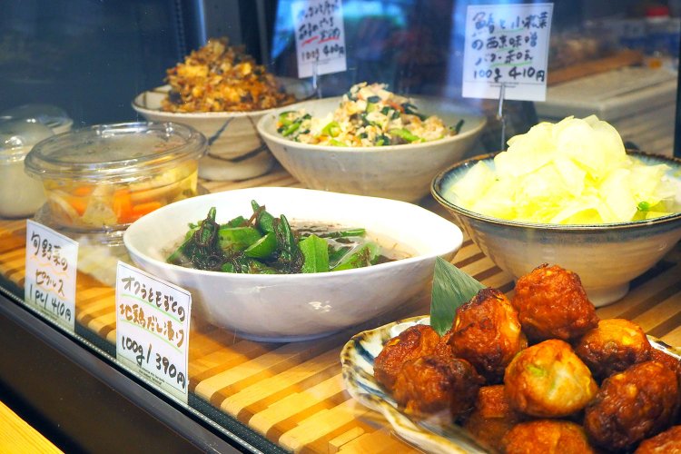 総菜は、定食の小鉢同様、ひと工夫加えたものが多い。