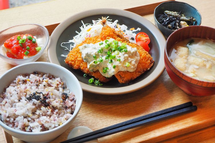 アジフライ定食1500円。ご飯は白米のほか、十六穀米（＋100円）やハーフ&ハーフ（＋50円）を選べる。