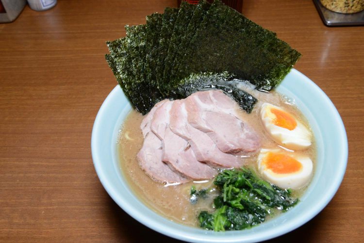 【割引価格】のり玉チャーシューらーめんは、トッピングたっぷりでお得。