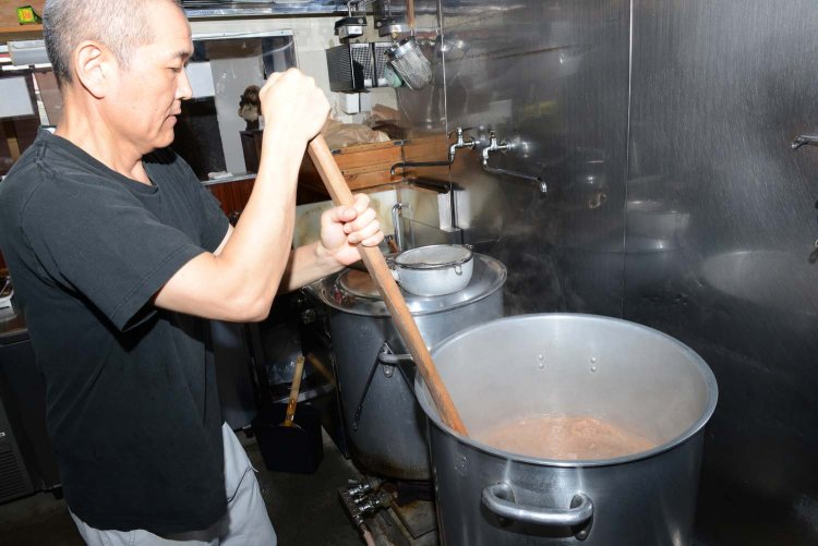 スープは2つの寸胴を用意し、新しいスープを加えて味と濃度を一定にしているという。