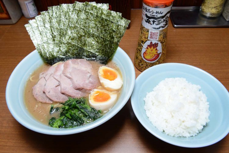 家系ならばライスは必須。オリジナルふりかけで何杯も食べたくなる。