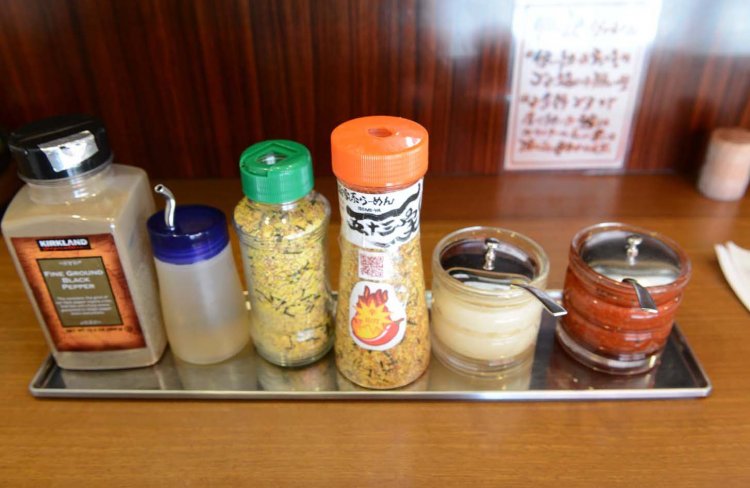 卓上に置かれた調味料の数々。2種類のふりかけが目を引く。