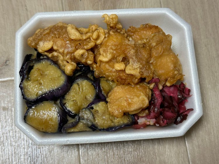 名物の「茄子カラ弁当」。