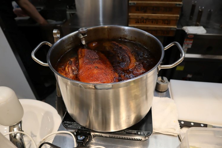 鍋で煮込み注文ごとにカットする「煮切りチャーシュー」がおいしさの秘訣だ。