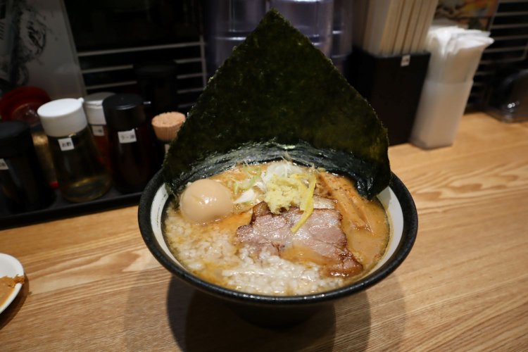 ドーンと海苔が全形１枚のまま入っているのが目を引く。