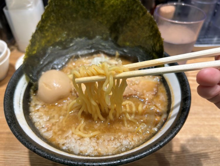 麺は三河屋製麺店のちぢれ中太麺を使っている。