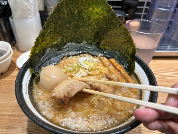 チャーシューは厚みがあるが柔らかい。