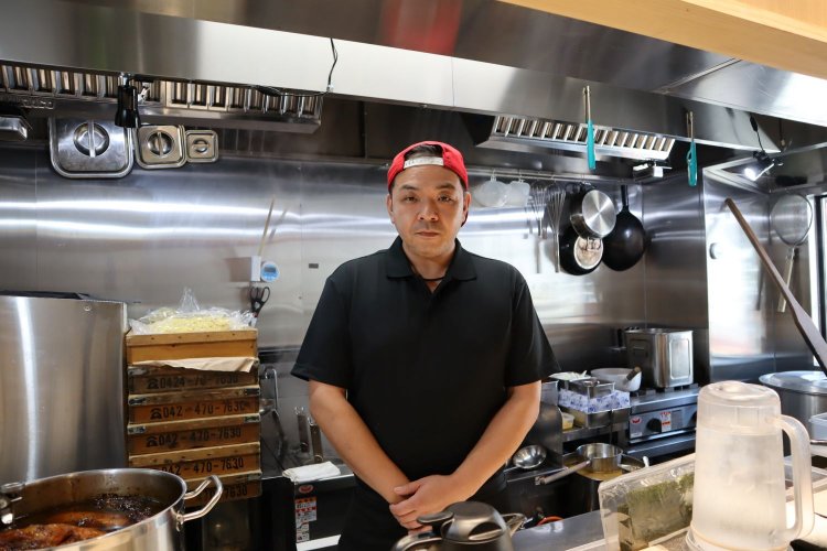 竹石さんは、株式会社グランキュイジーヌ（ラーメンけいすけグループ）に10年以上勤務したあと、独立した。