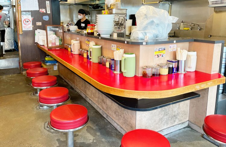 『らーめん弁慶 浅草本店』のカウンター席。