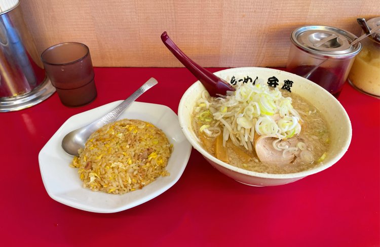 らーめんと半チャーハンのセット1100円。