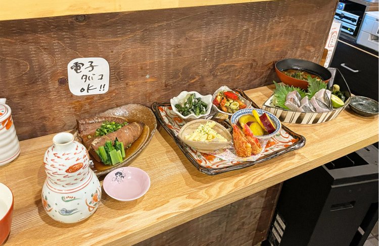 さごち焼霜700円、鰹の瓦煮480円、おばん菜盛680円、日本酒は鯉川一合620円。