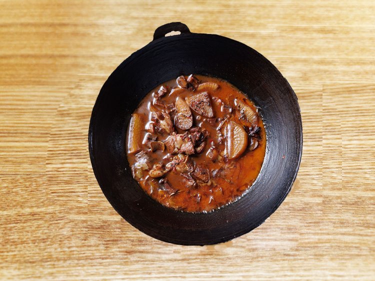 選べる鍋の一つ、ラム肉と大根の醤油ベースの味付けで炒め煮した紅燜羊肉。