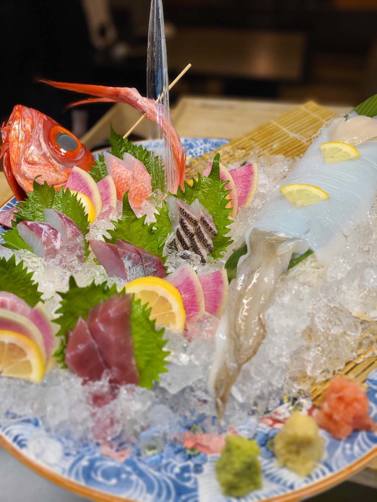 新鮮さがうかがえる透き通ったイカがのる超海鮮盛（写真は刺し身付き）。