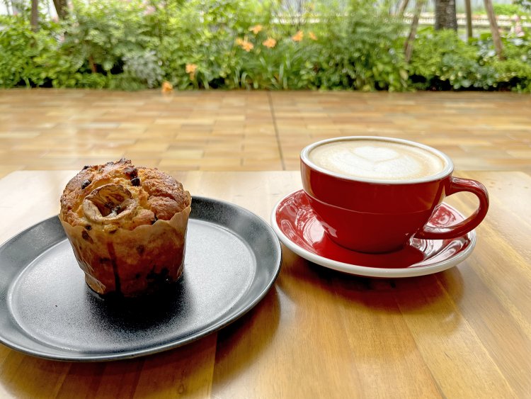 カフェラテ700円、チョコチップバナナマフィン580円。