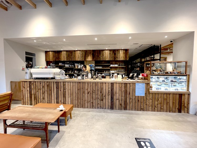 木の温もりを感じるナチュラルテイストの店内。