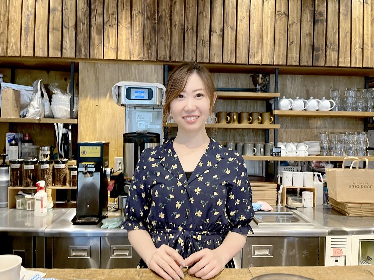 笑顔がステキな店長の高橋杏奈さん。親しみやすい高橋さんと何気ない会話をするのも楽しい。