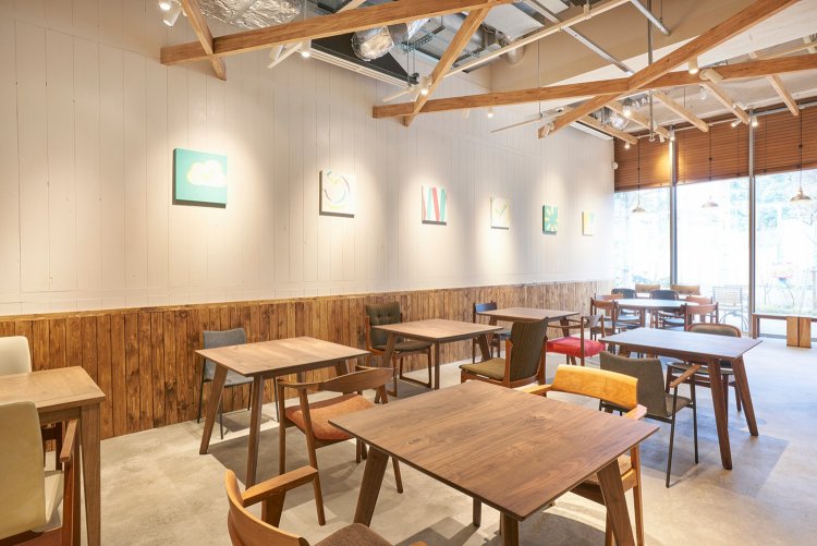 シンプルでナチュラルな店内は、1人でも落ち着ける。