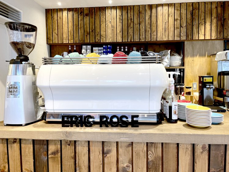 カフェラテは好きな色のカップに注いでくれる。