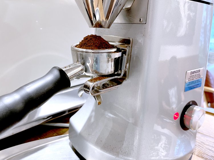 中浅煎りのフレッシュな豆を挽き、エスプレッソを入れる。