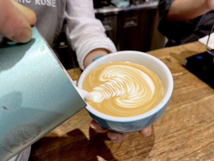 みるみるうちにラテアートが浮かび上がってきた！