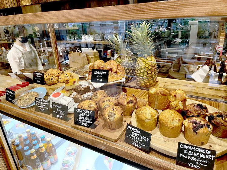 定番のチョコチップバナナマフィンのほか、季節の素材を盛り込んだマフィンやケーキもすべて店内で調理。