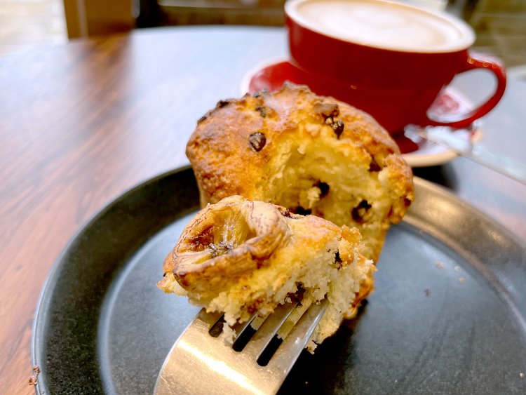 ナイフで一口大に切ると、中にはチョコチップがたっぷり。しっとりとした生地にトロピカルなバナナがふんわり香る。