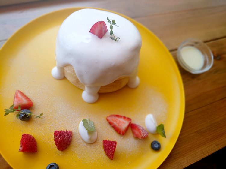 とろりとクリームがかかった、ベリーベリーベリーパンケーキ1650円。
