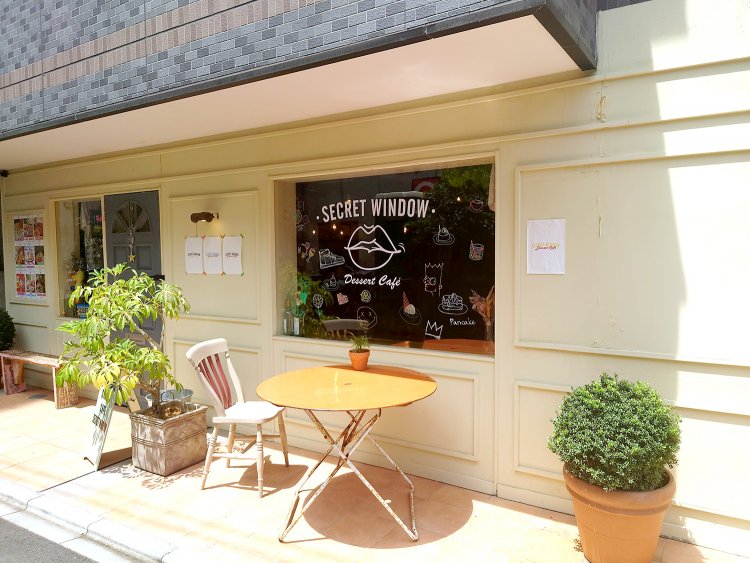 『CAFE SECRET WINDOW』。スティーヴン・キングの小説から着想を得て店名に。