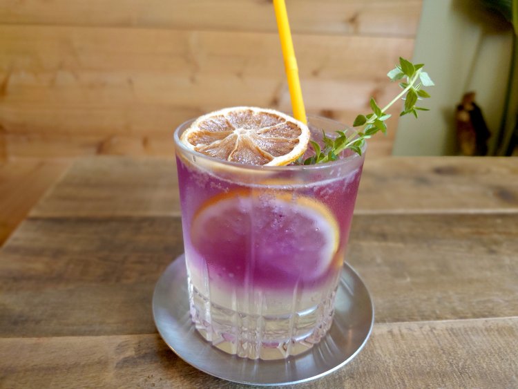 見た目も鮮やかな自家製レモネード715円。