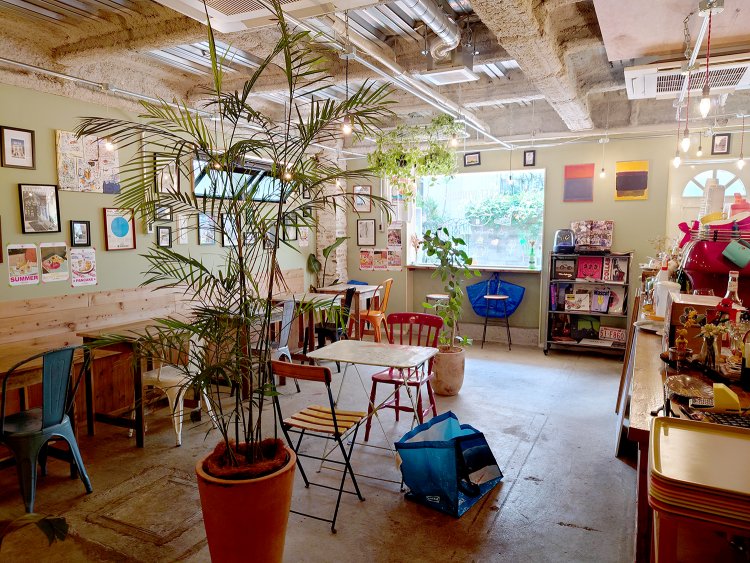 店内に入れば、大きな窓からやさしい光が差し込み、外の景色がよく見える。