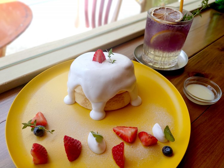 ベリーベリーベリーパンケーキ1650円。