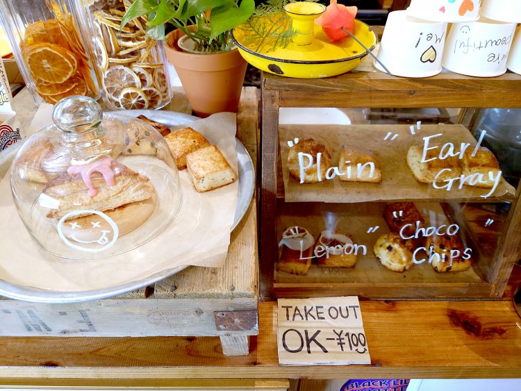 スコーンはプレーン、アールグレイ、チョコレートチップ、レモンなど、店内で食べてもよし、テイクアウトも可。