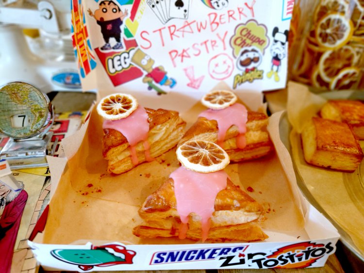 STRAWBERRY PASTRY は生地を何度も重ねたクロワッサンのようなサクサク食感。