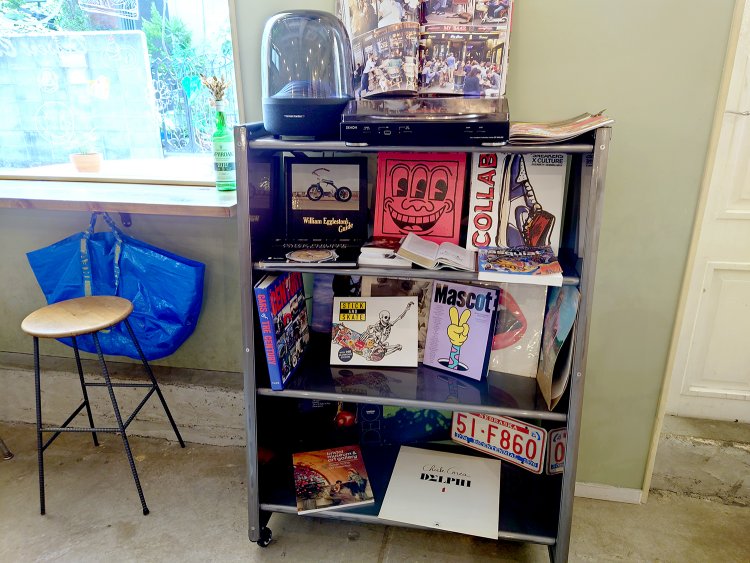 さりげなく置かれた洋書など、手に取って眺めてみてはいかが？