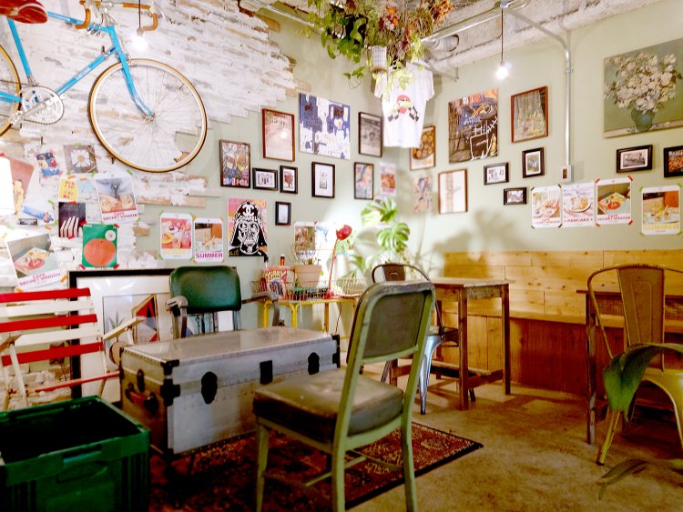 オーナーが取り揃えたインテリア、雑貨がセンスよく飾られている。