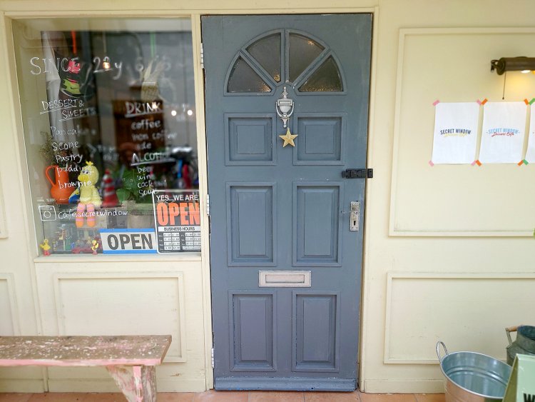 ヨーロピアンスタイルのカフェがコンセプト。ターコイズ色のグラスドアもイギリスから取り寄せたもの。